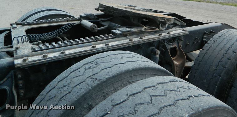 image for item DE4461 1998 International 9200  semi truck