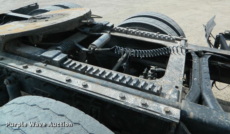 image for item DE4461 1998 International 9200  semi truck