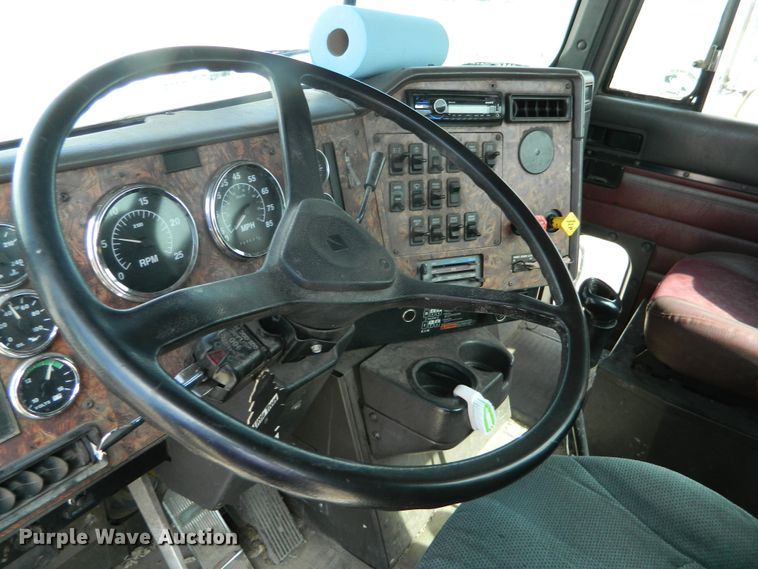 image for item DE4461 1998 International 9200  semi truck