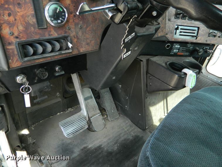 image for item DE4461 1998 International 9200  semi truck