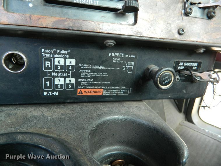 image for item DE4461 1998 International 9200  semi truck