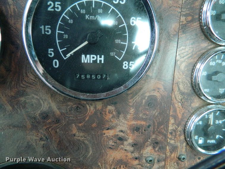 image for item DE4461 1998 International 9200  semi truck