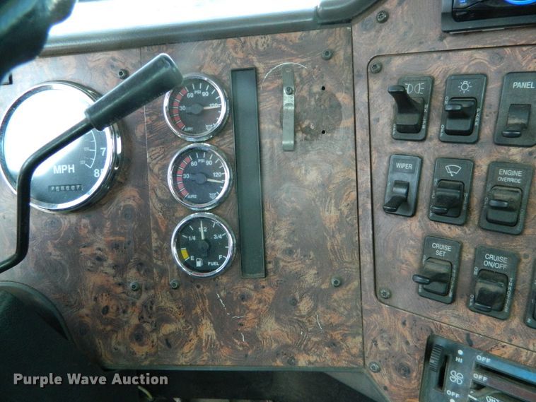 image for item DE4461 1998 International 9200  semi truck