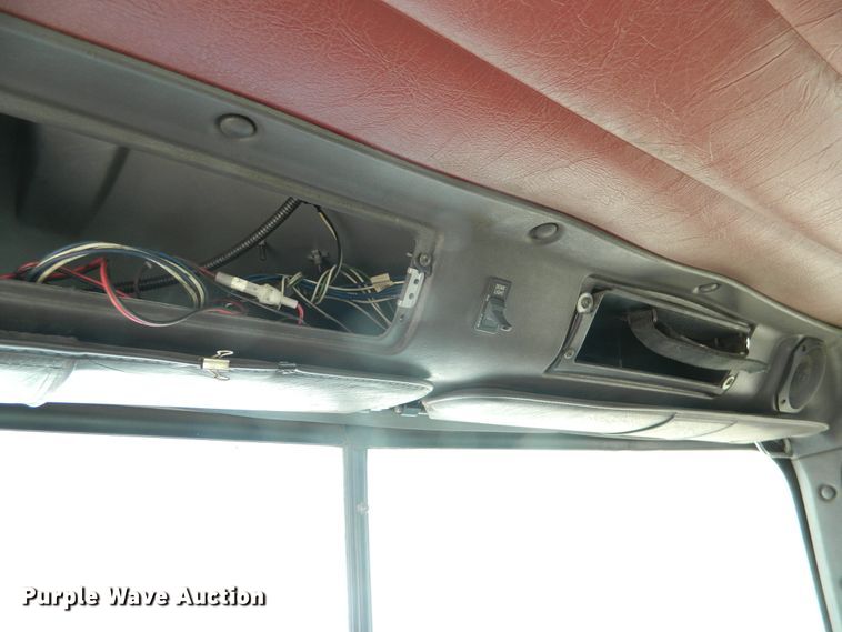 image for item DE4461 1998 International 9200  semi truck