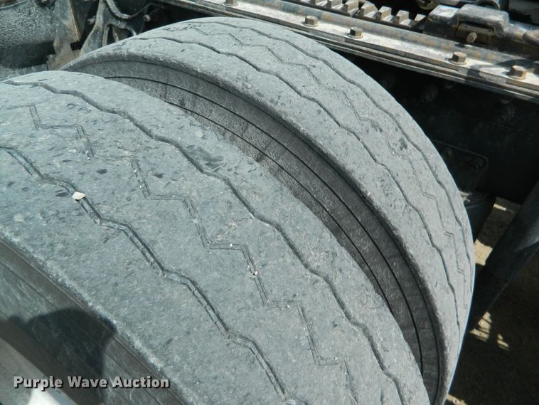 image for item DE4461 1998 International 9200  semi truck