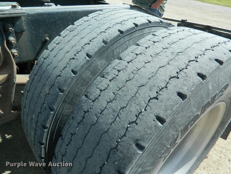 image for item DE4461 1998 International 9200  semi truck