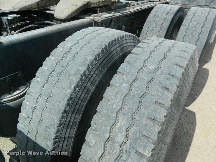 image for item DE4461 1998 International 9200  semi truck