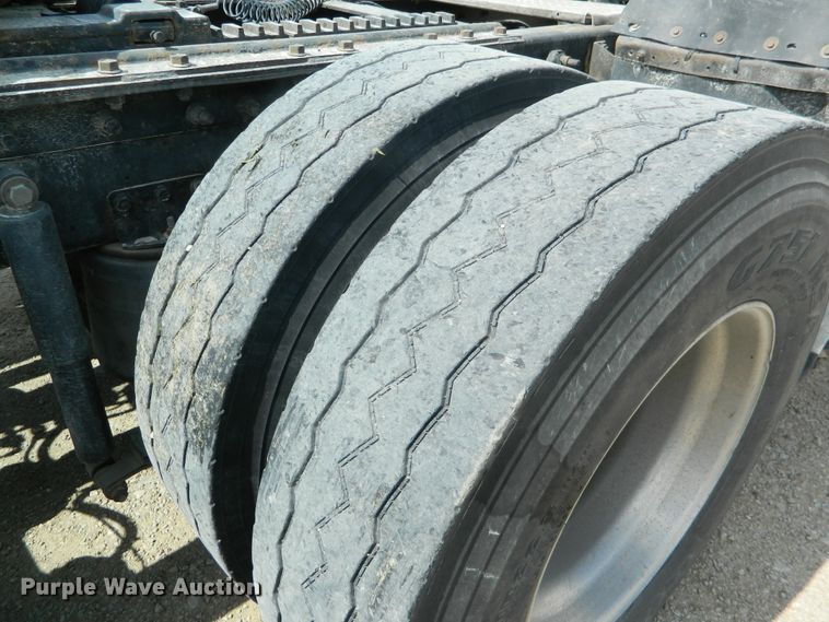 image for item DE4461 1998 International 9200  semi truck