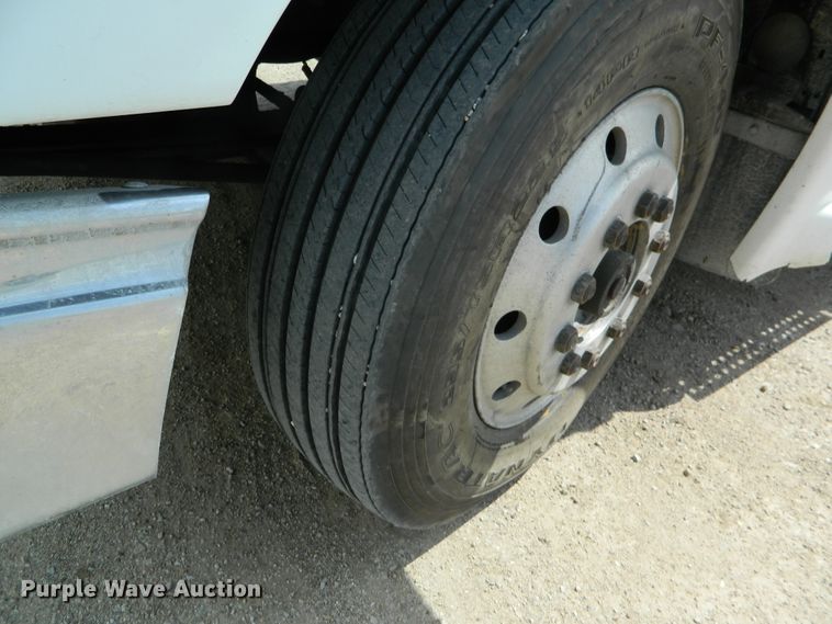 image for item DE4461 1998 International 9200  semi truck