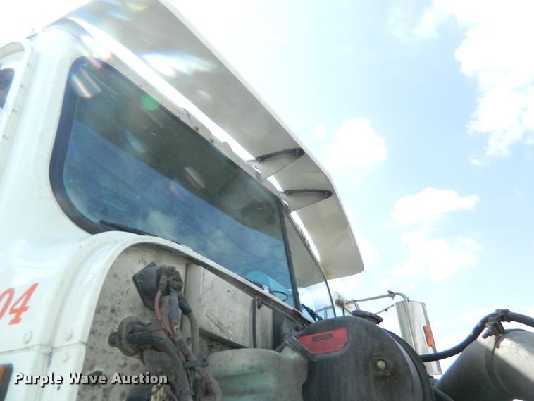 image for item DE4461 1998 International 9200  semi truck