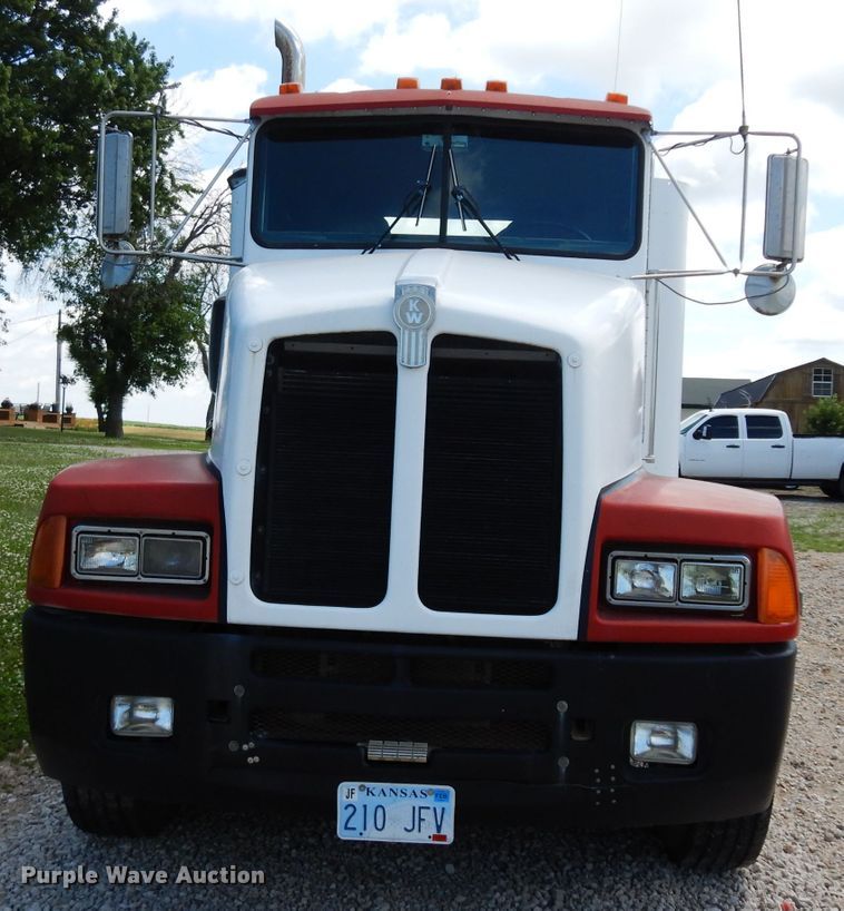 image for item DF4179 1996 Kenworth T400B  semi truck