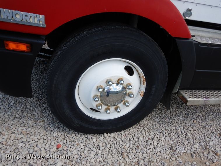 image for item DF4179 1996 Kenworth T400B  semi truck