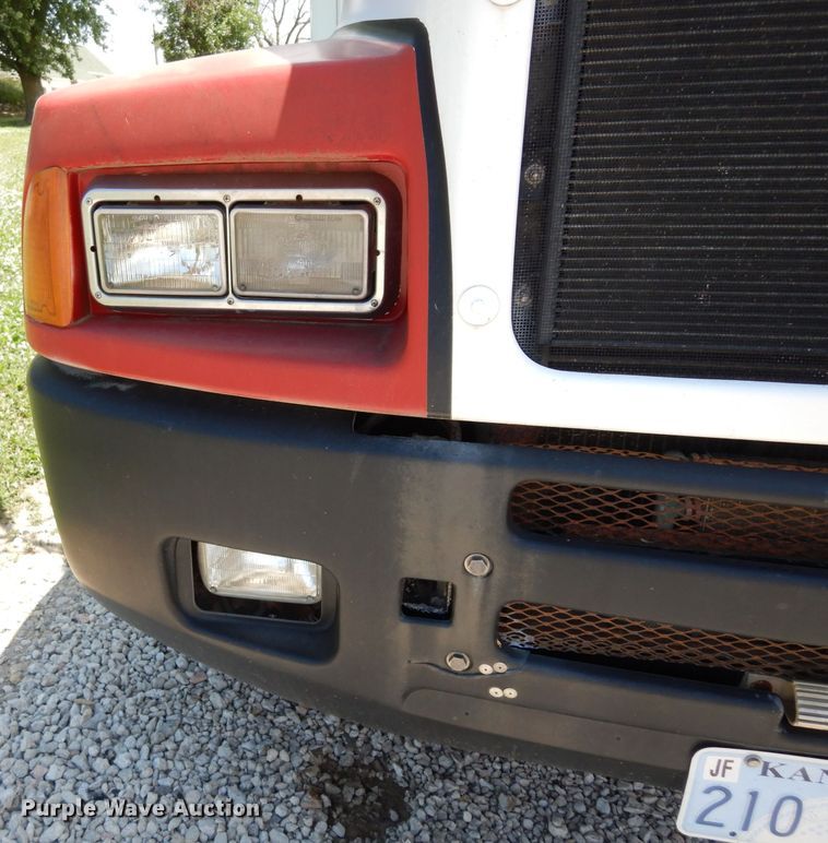 image for item DF4179 1996 Kenworth T400B  semi truck