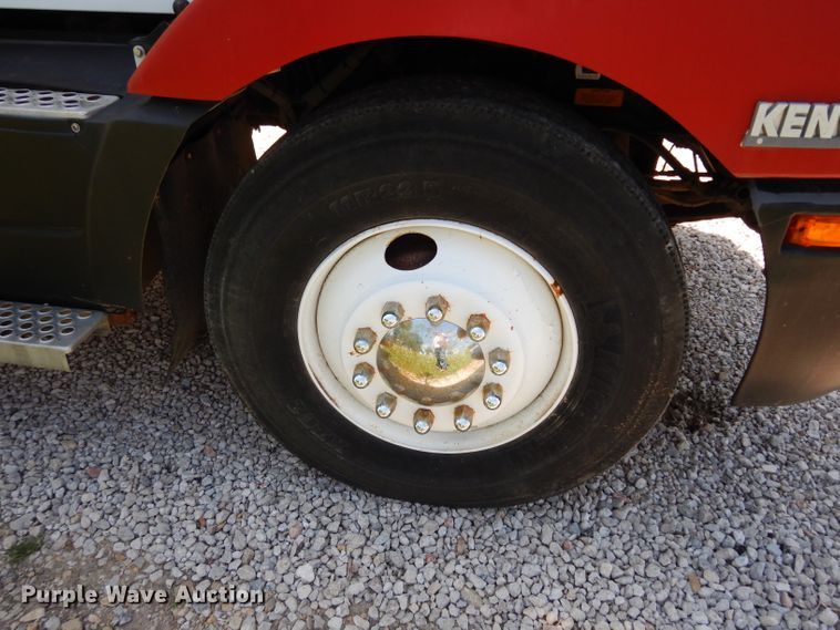 image for item DF4179 1996 Kenworth T400B  semi truck