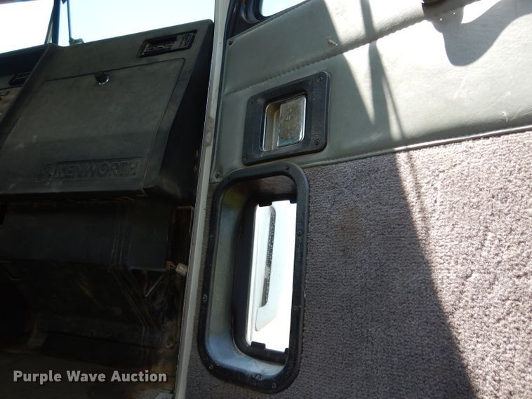 image for item DF4179 1996 Kenworth T400B  semi truck