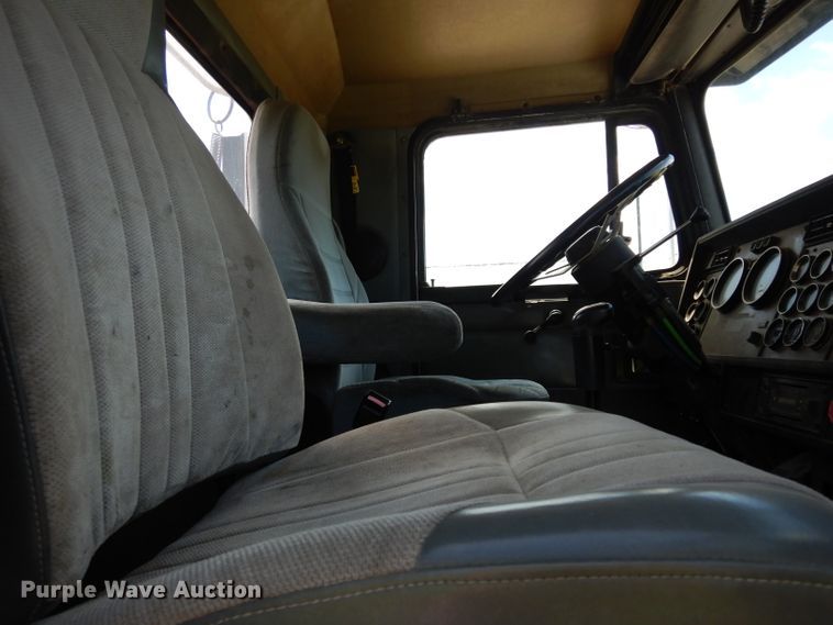 image for item DF4179 1996 Kenworth T400B  semi truck