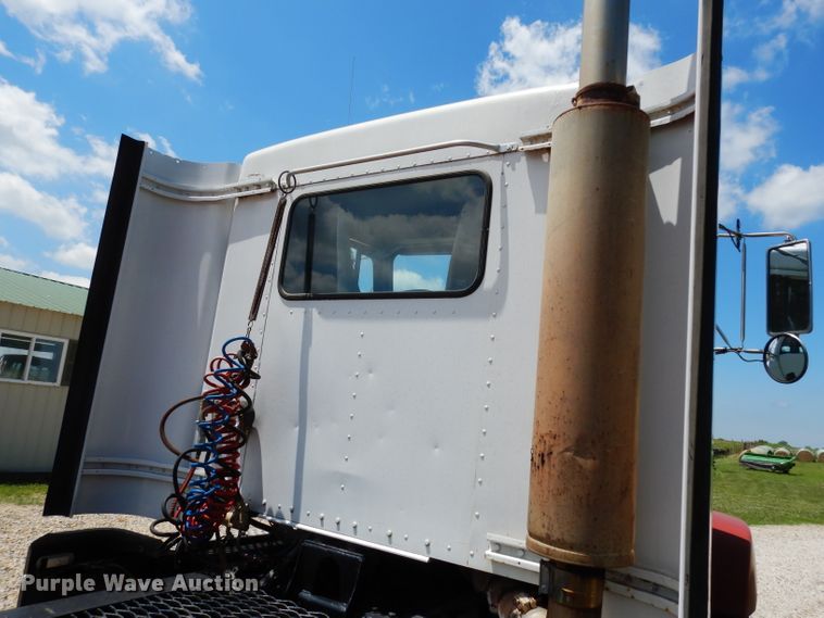 image for item DF4179 1996 Kenworth T400B  semi truck