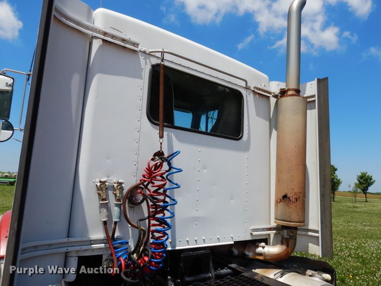 image for item DF4179 1996 Kenworth T400B  semi truck