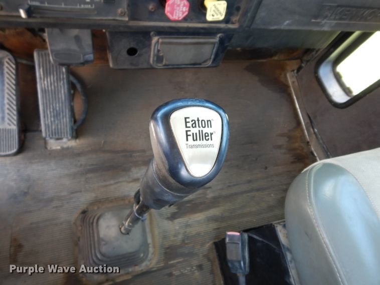 image for item DF4179 1996 Kenworth T400B  semi truck