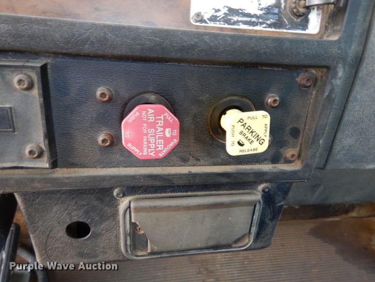 image for item DF4179 1996 Kenworth T400B  semi truck