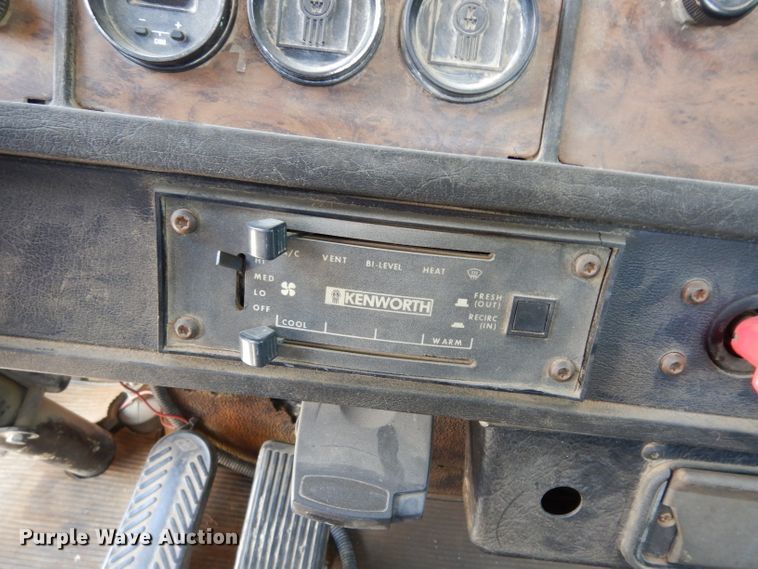 image for item DF4179 1996 Kenworth T400B  semi truck