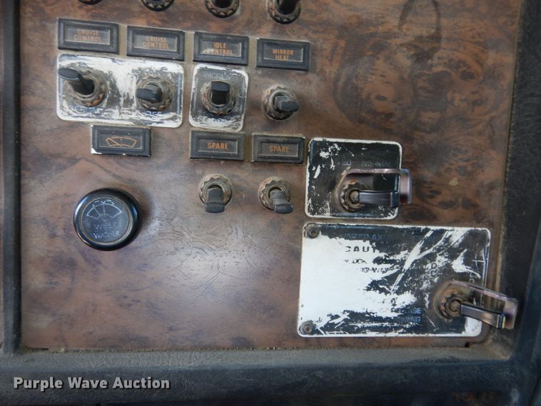 image for item DF4179 1996 Kenworth T400B  semi truck