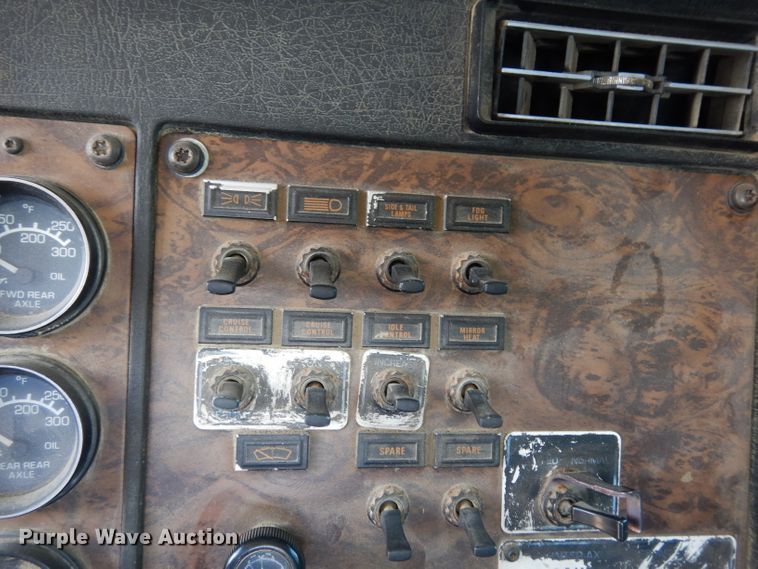 image for item DF4179 1996 Kenworth T400B  semi truck