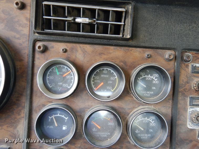 image for item DF4179 1996 Kenworth T400B  semi truck