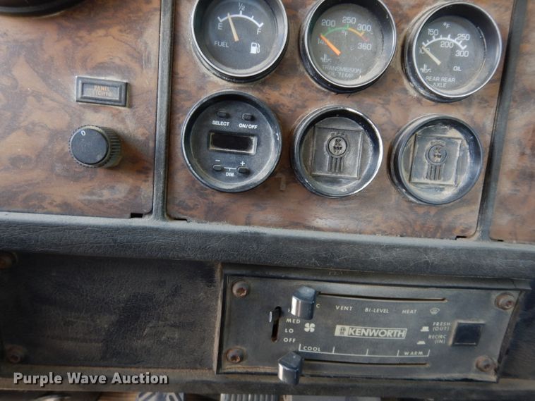 image for item DF4179 1996 Kenworth T400B  semi truck