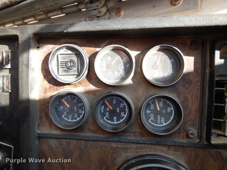 image for item DF4179 1996 Kenworth T400B  semi truck