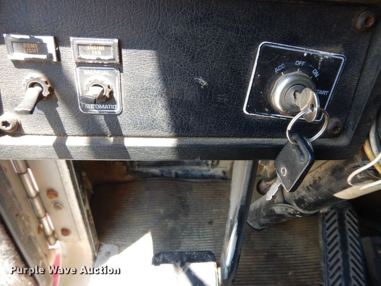 image for item DF4179 1996 Kenworth T400B  semi truck