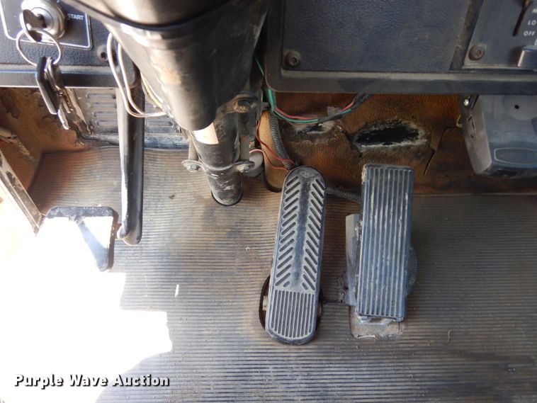 image for item DF4179 1996 Kenworth T400B  semi truck