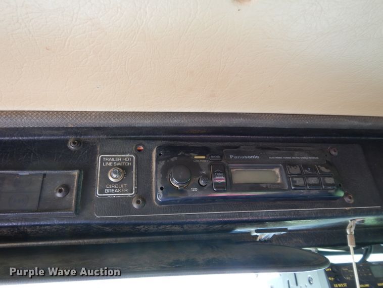 image for item DF4179 1996 Kenworth T400B  semi truck