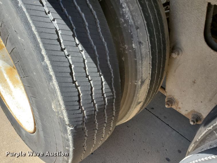 image for item DF8964 2000 Wabash dry van trailer