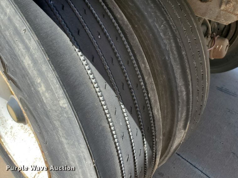 image for item DF8964 2000 Wabash dry van trailer