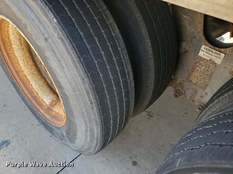 image for item DF8964 2000 Wabash dry van trailer