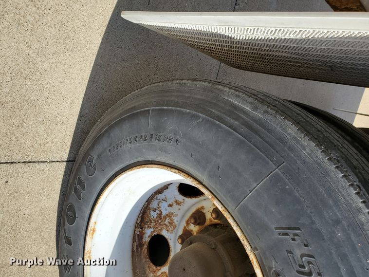 image for item DF8966 1999 Wabash dry van trailer