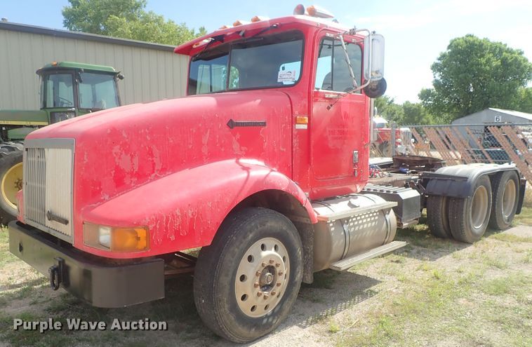 image for item DG2225 1993 International 9400  semi truck