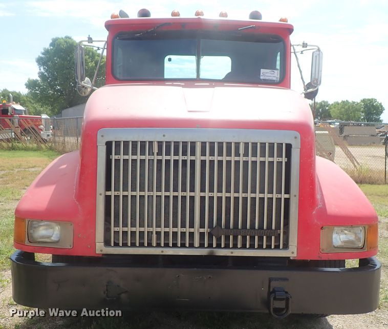 image for item DG2225 1993 International 9400  semi truck