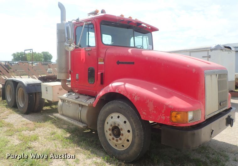 image for item DG2225 1993 International 9400  semi truck