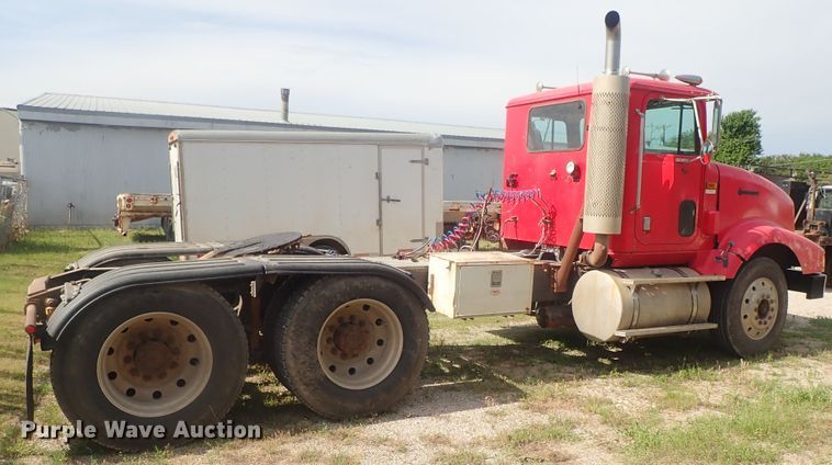 image for item DG2225 1993 International 9400  semi truck