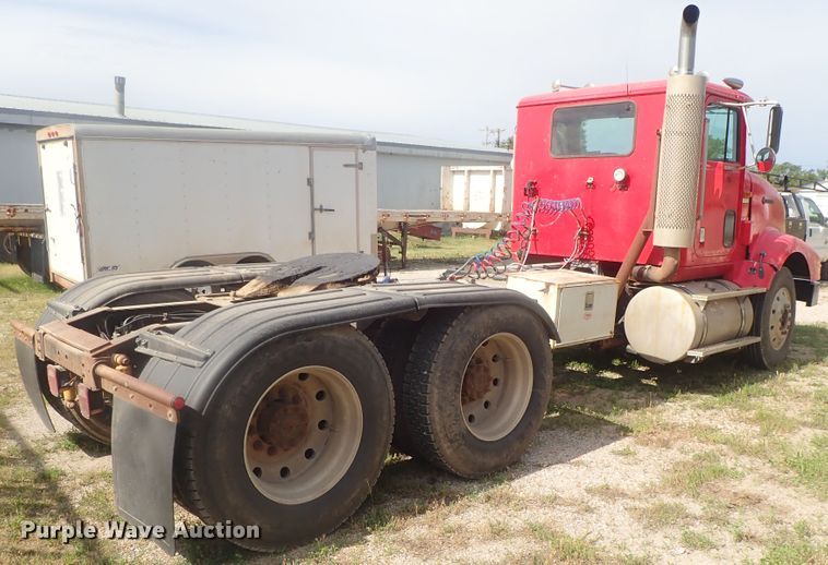 image for item DG2225 1993 International 9400  semi truck