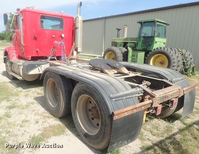 image for item DG2225 1993 International 9400  semi truck