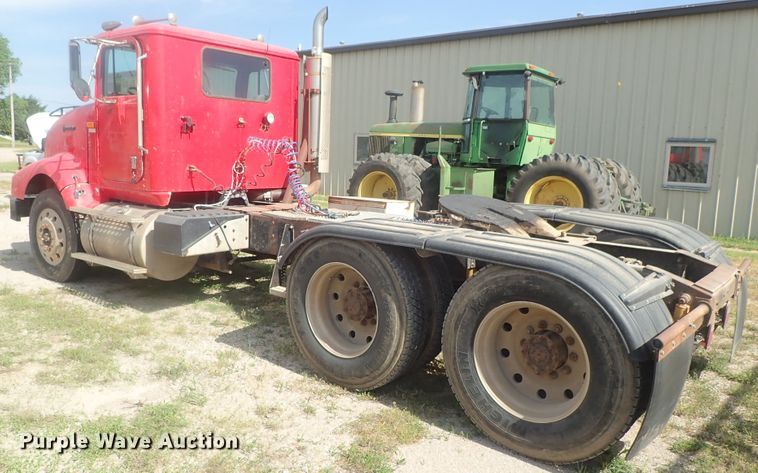 image for item DG2225 1993 International 9400  semi truck