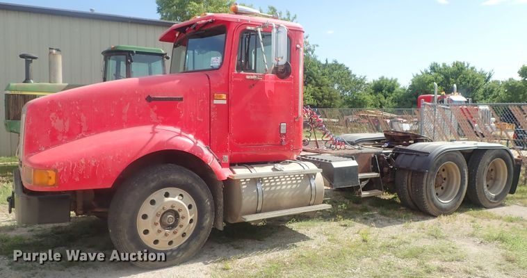 image for item DG2225 1993 International 9400  semi truck