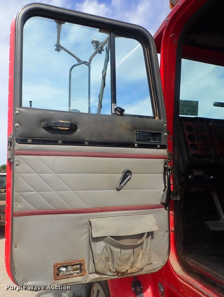 image for item DG2225 1993 International 9400  semi truck