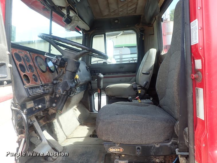 image for item DG2225 1993 International 9400  semi truck