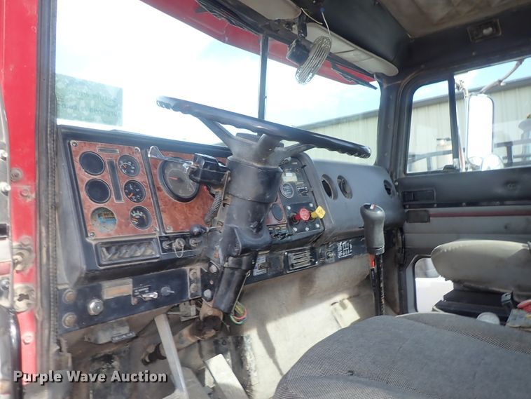 image for item DG2225 1993 International 9400  semi truck