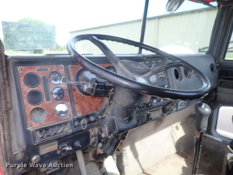 image for item DG2225 1993 International 9400  semi truck