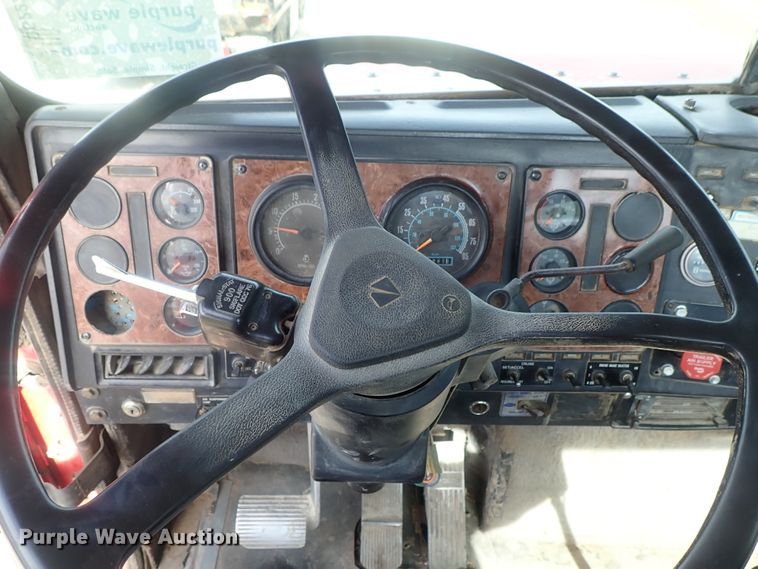 image for item DG2225 1993 International 9400  semi truck